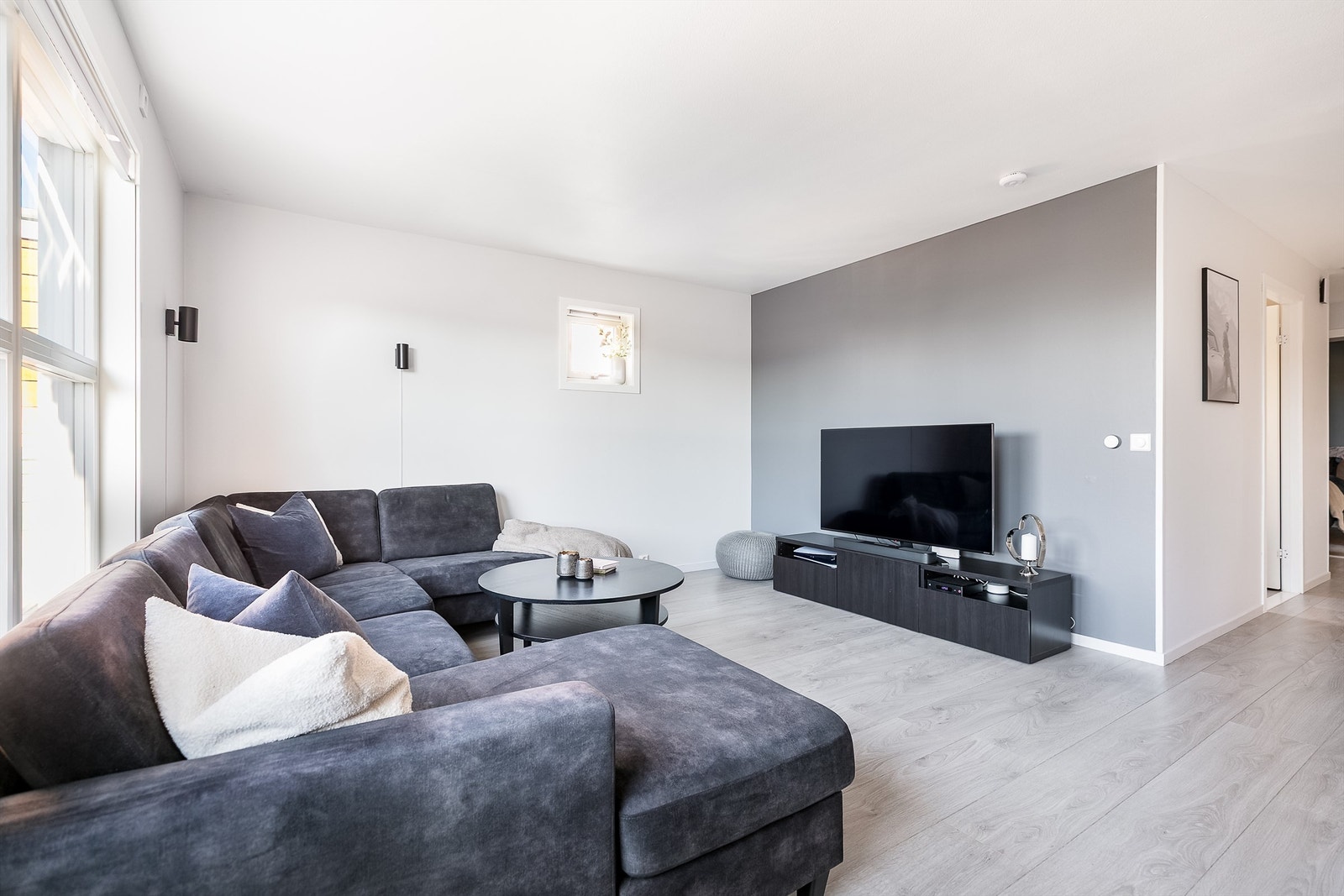 Én-stavs laminat er lagt gjennomgående og terskelfritt mellom stuen og gangen, begge har også gulvvarme. Galleribilde