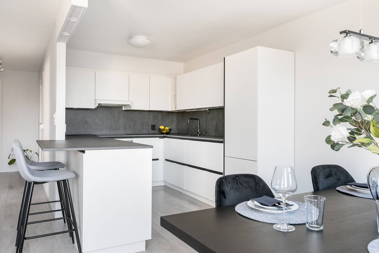 Ny kjøkkeninnredning ble installert samtidig med oppussing av stuen og kjøkkenet. Hvitevarene er integrert og medfølger. Galleribilde