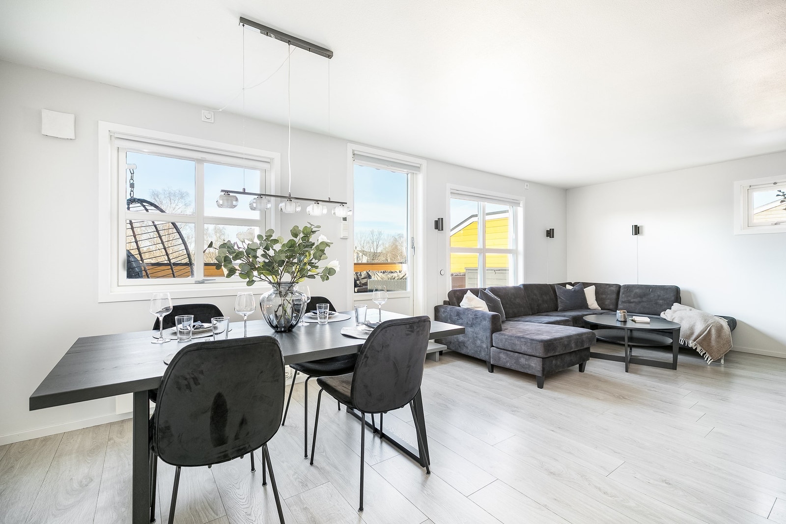 Vindusrekke mot vest sikrer gode lysforhold i stuen, dagen gjennom. Høyden innebærer at innsyn ikke er et tema. Galleribilde