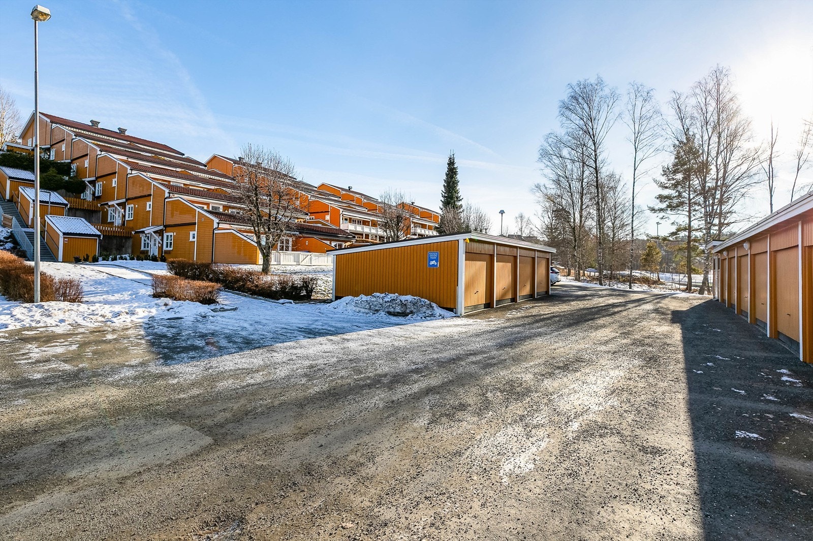 Leiligheten disponerer egen garasje i felles garasjerekke, med mulighet for å installere lader til EL-bil. Galleribilde