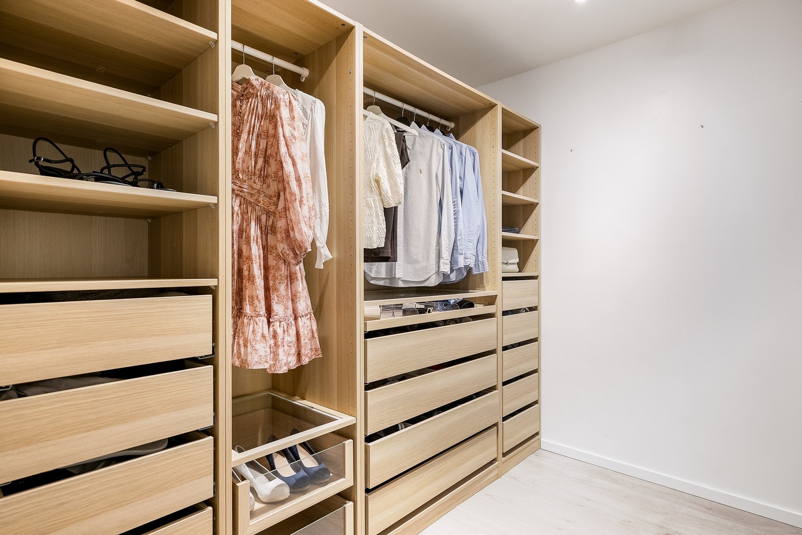 Boden tilknyttet hovedsoverommet fyller i dag rollen som et stort walk-in closet. Bruksendringen er ikke søkt om eller godkjent. Galleribilde