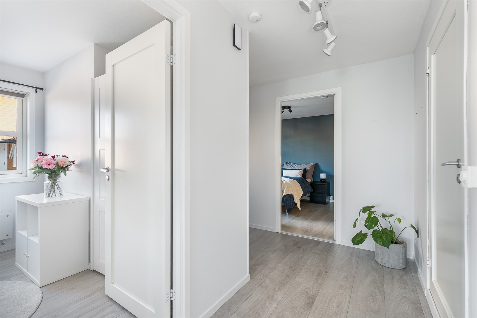 Soverommene og badet er samlet i praktisk nærhet omkring gangen. Galleribilde