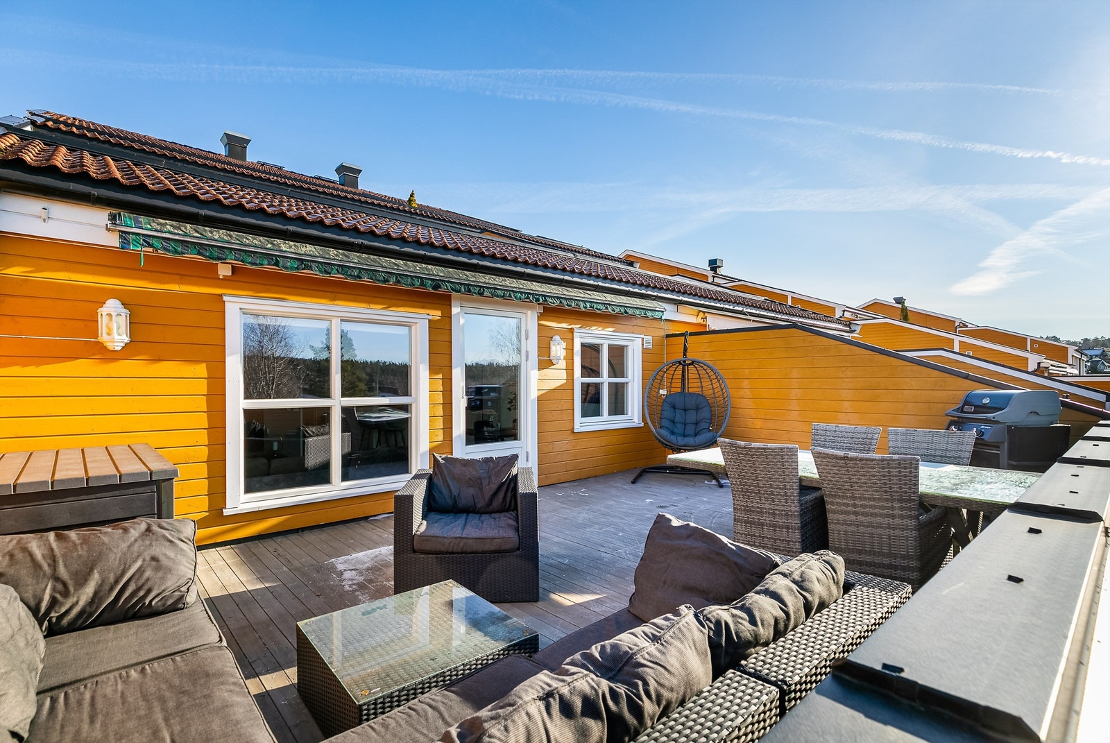 Luftig og usjenert i øverste etasje av Nøkkeland Terrasse ligger denne tre-roms andelsleiligheten. Galleribilde