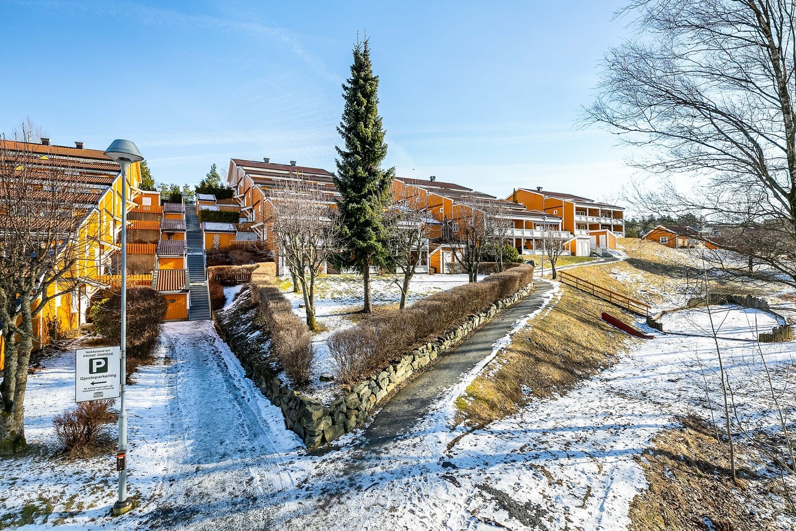 Internt på borettslagets område er det et bilfritt miljø og store fellesarealer med masse boltreplass for de yngste. Galleribilde