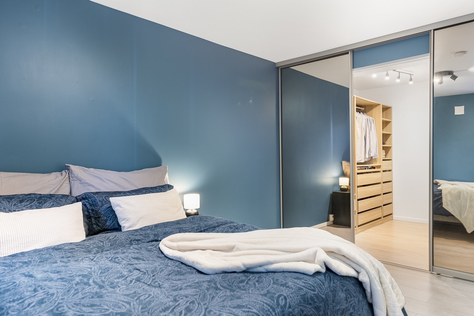 Skyvedørene skjuler leilighetens innvendige bod som i tidligere år er tatt i bruk som garderobe og har gjennomgang til vaskerommet. Galleribilde