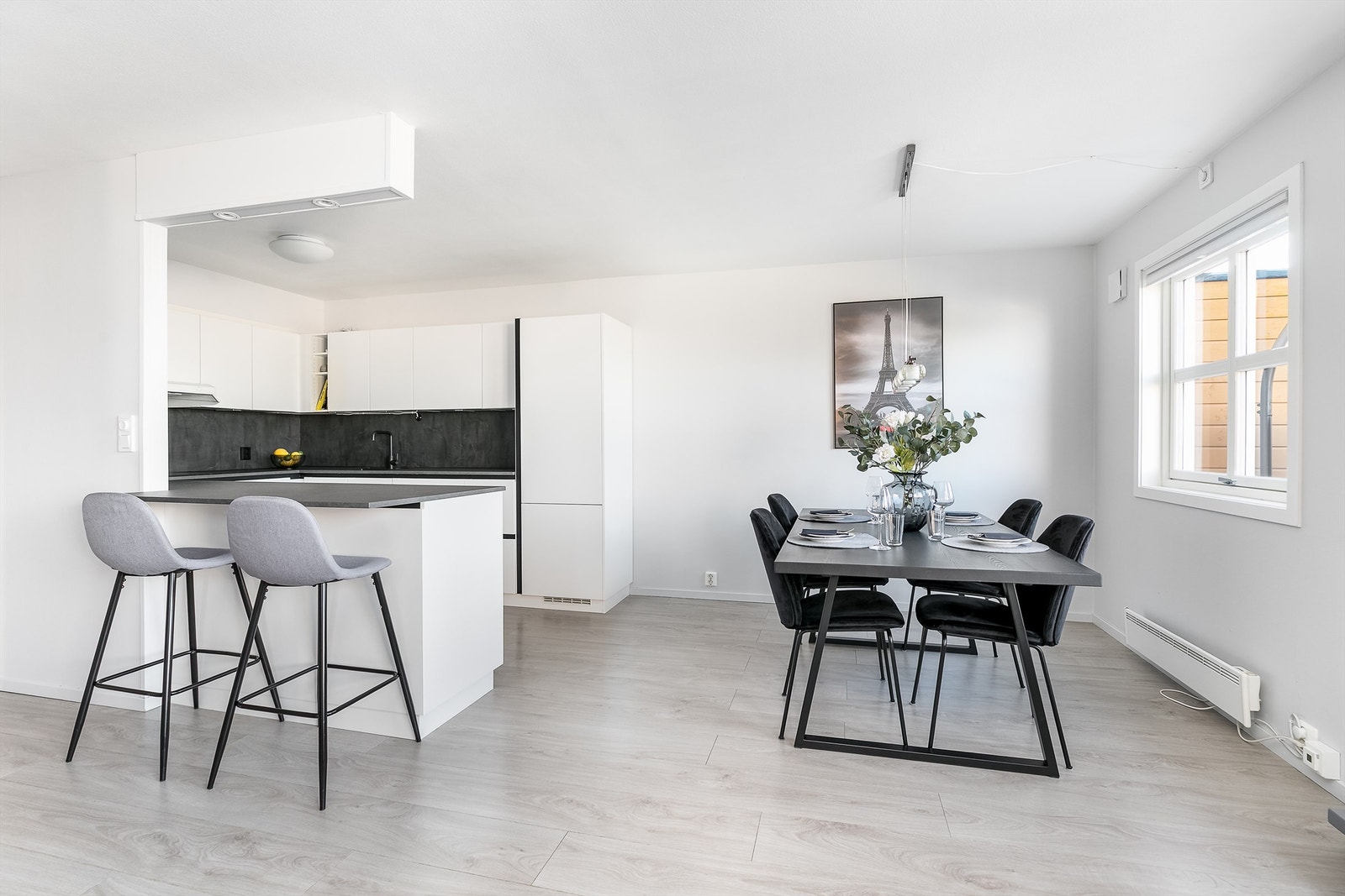 Arealet er effektivt disponert; stuen sømløst forbundet med kjøkkenet som frontes av en smart barløsning. Galleribilde