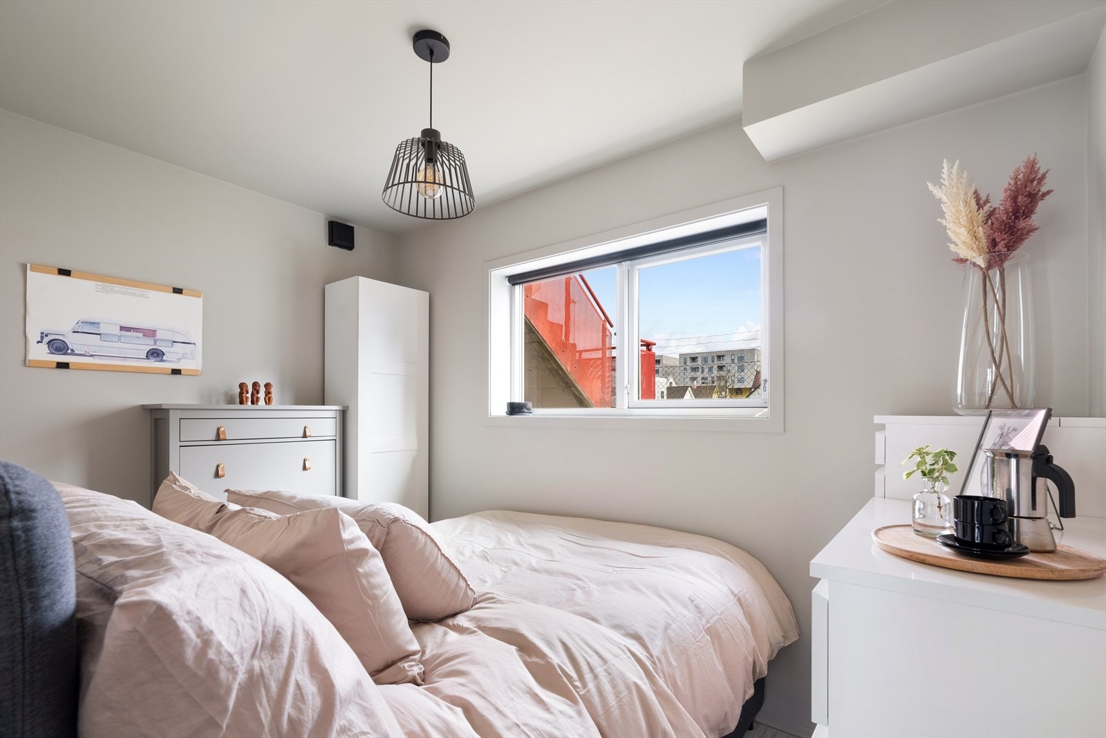To innganger med skyvedører inn til soverommet som gir mer gulvplass samtidig som det bidrar til å skape større romfølelse. Galleribilde