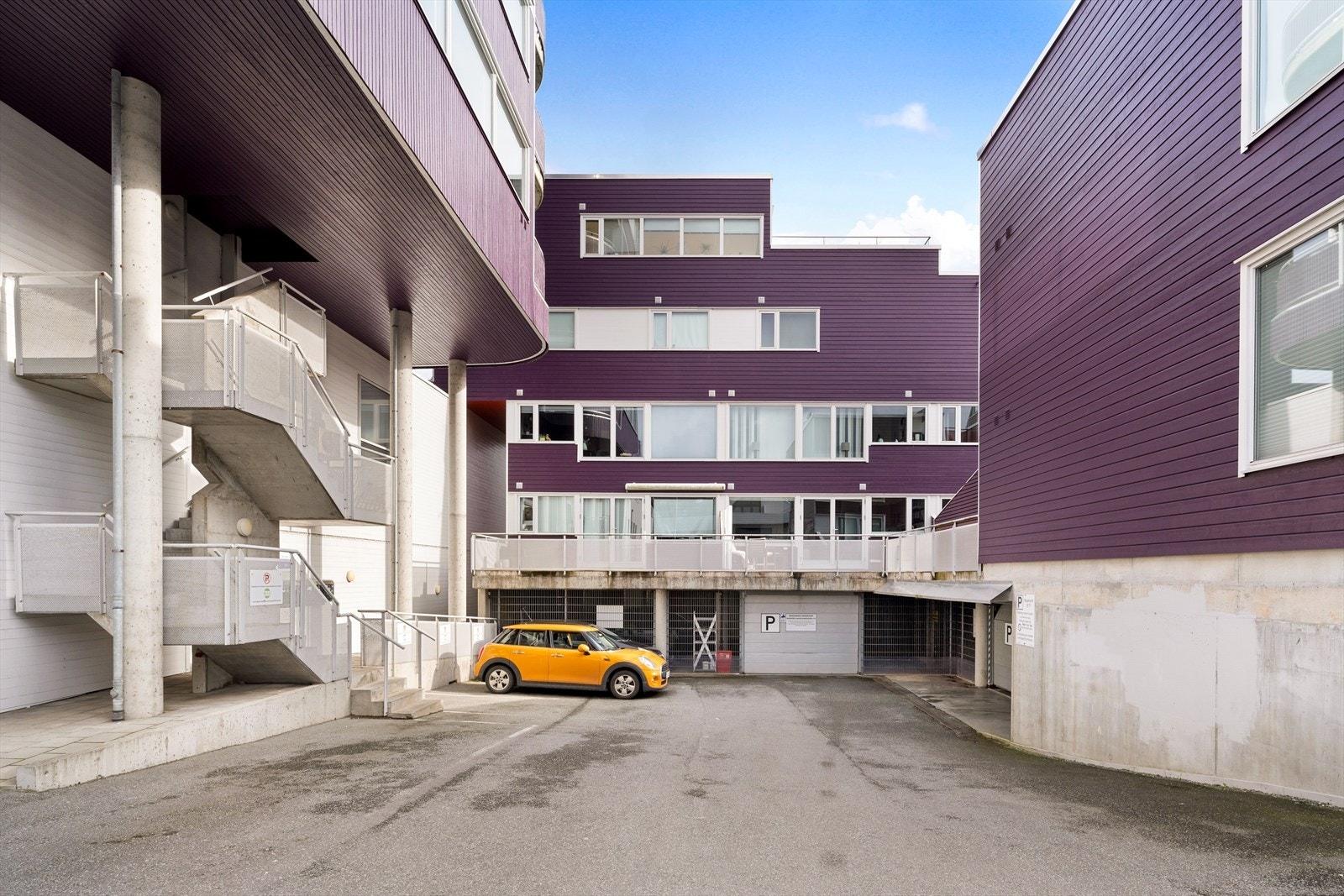 Parkering i garasjeanlegg med elbillader. Galleribilde