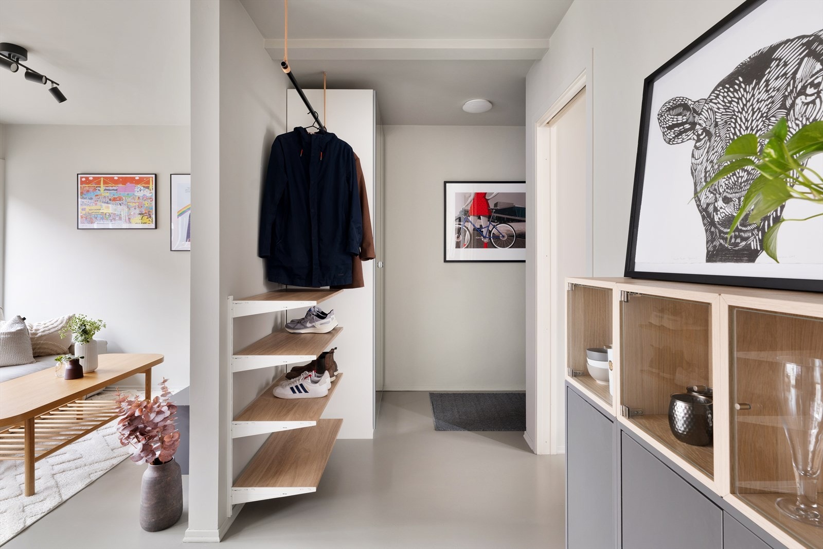 Entré/gang med garderobeskap med god plass til å henge fra seg yttertøy. Galleribilde