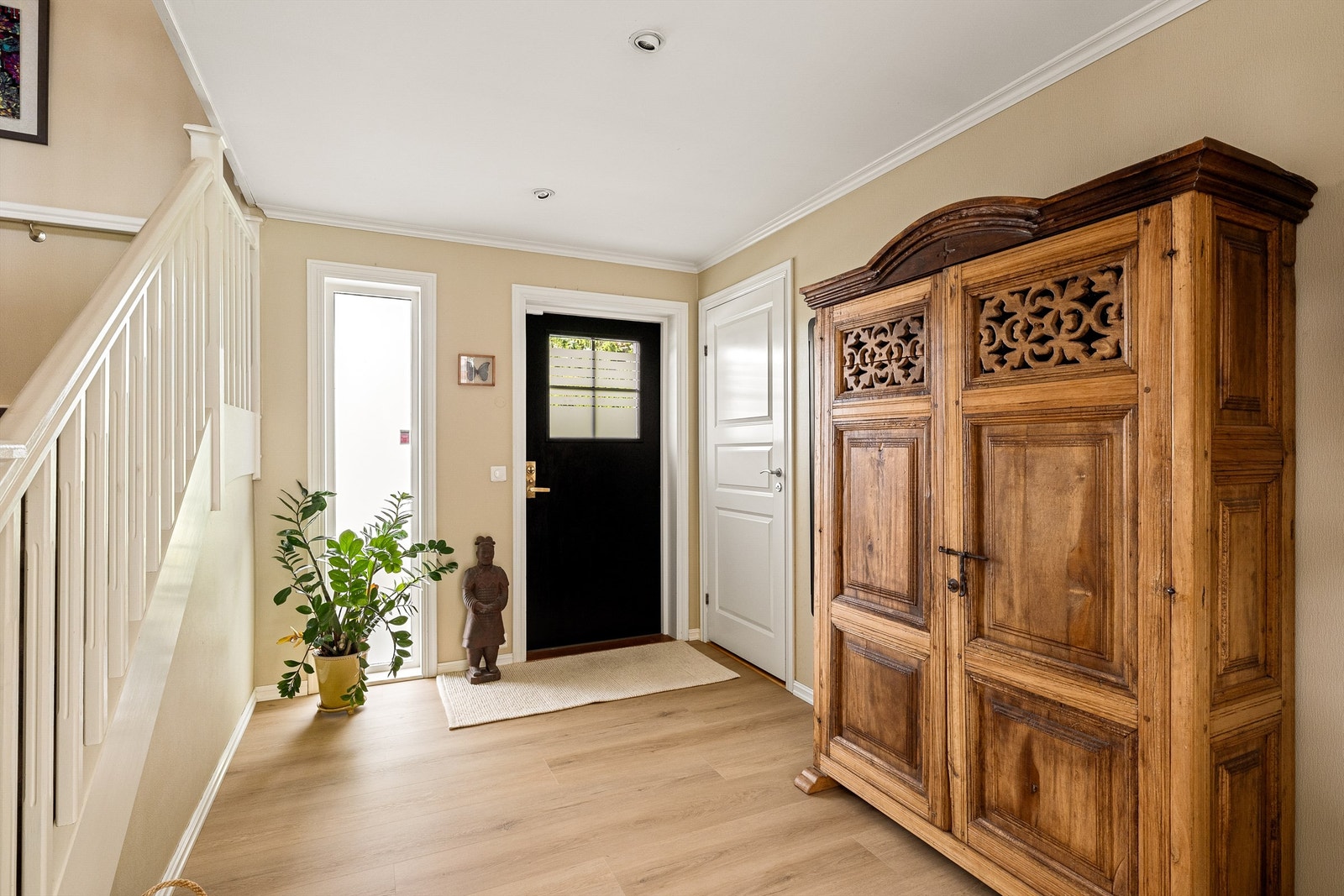 Fra gangen er det trapp opp til andre etasje og ned til underetasjen. Galleribilde