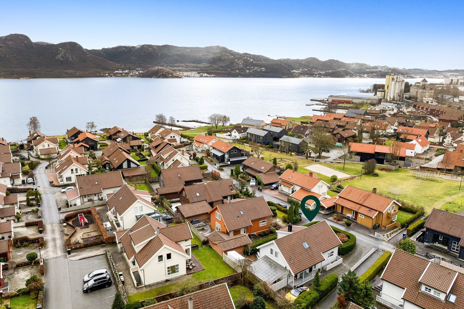 Ned gaten kommer en rett på et fint opparbeidet friareal med sandstrand og brygge. Galleribilde