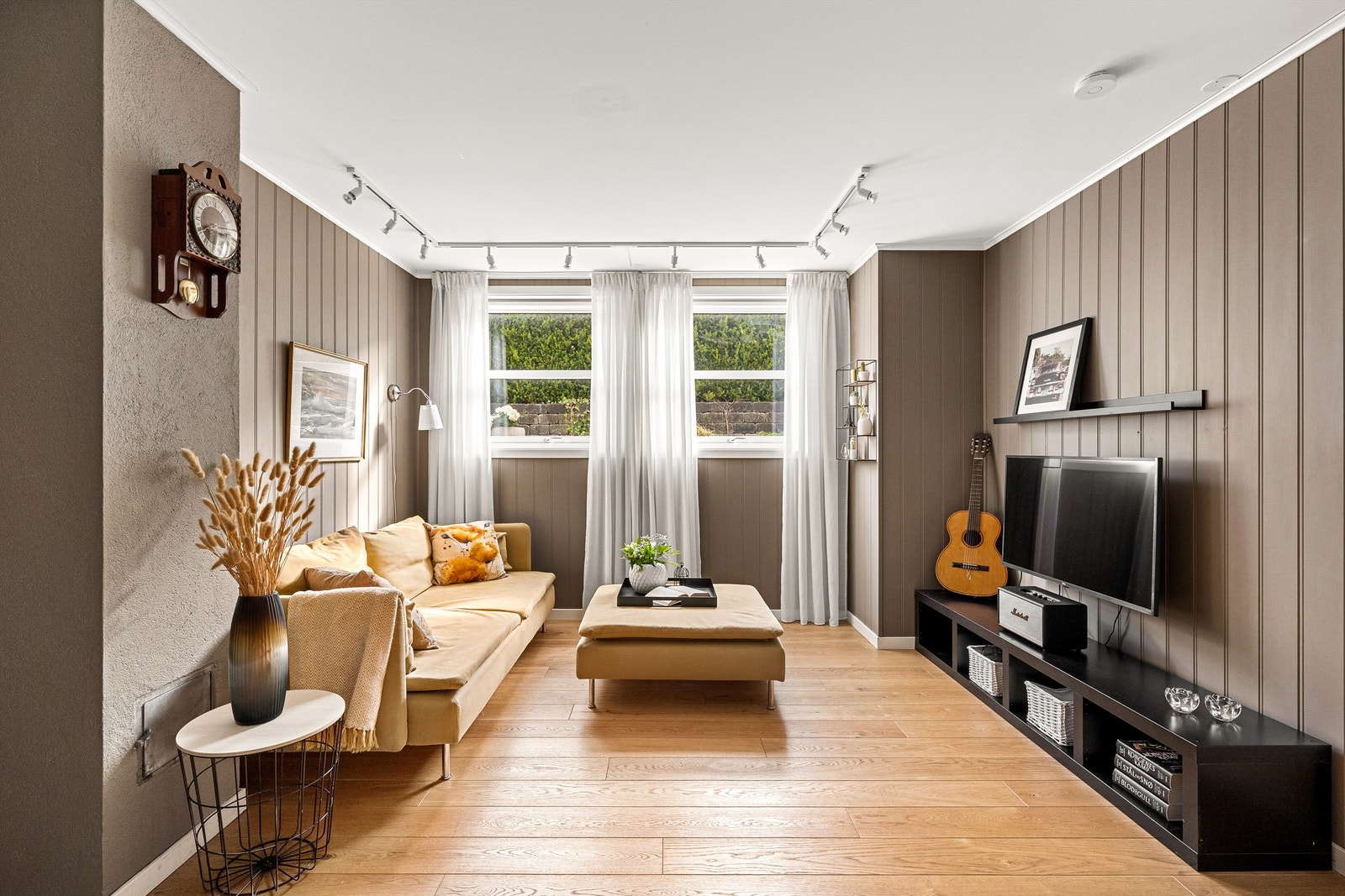 Kjelleren er innredet med kjellerstue med varme i gulv, to soverom, bad, vaskerom og bod. Kjelleren har eget inngangsparti. Galleribilde