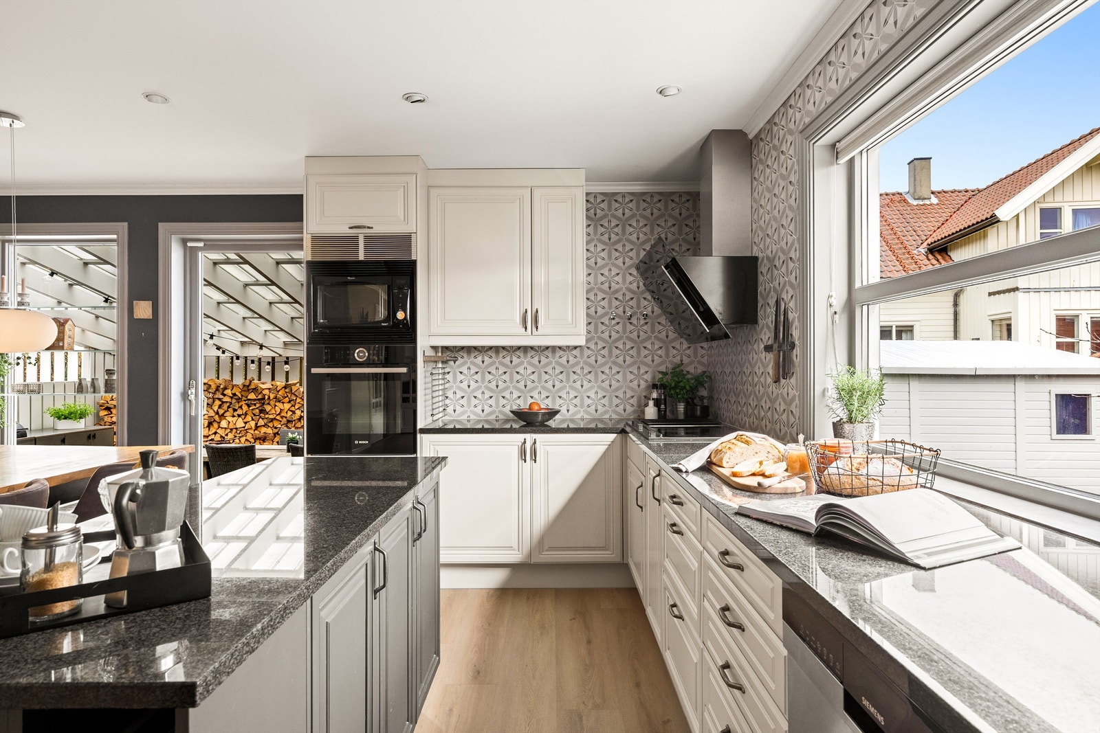 Kjøkkenet har svært god skap- og benkeplass. Flott benkeplate i stein. Galleribilde