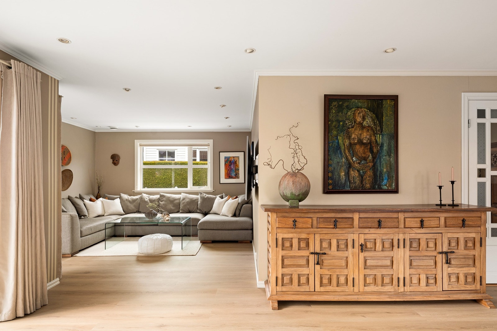 Stuen er i vinkelform og lett og møblere med flere sittegrupper. Galleribilde