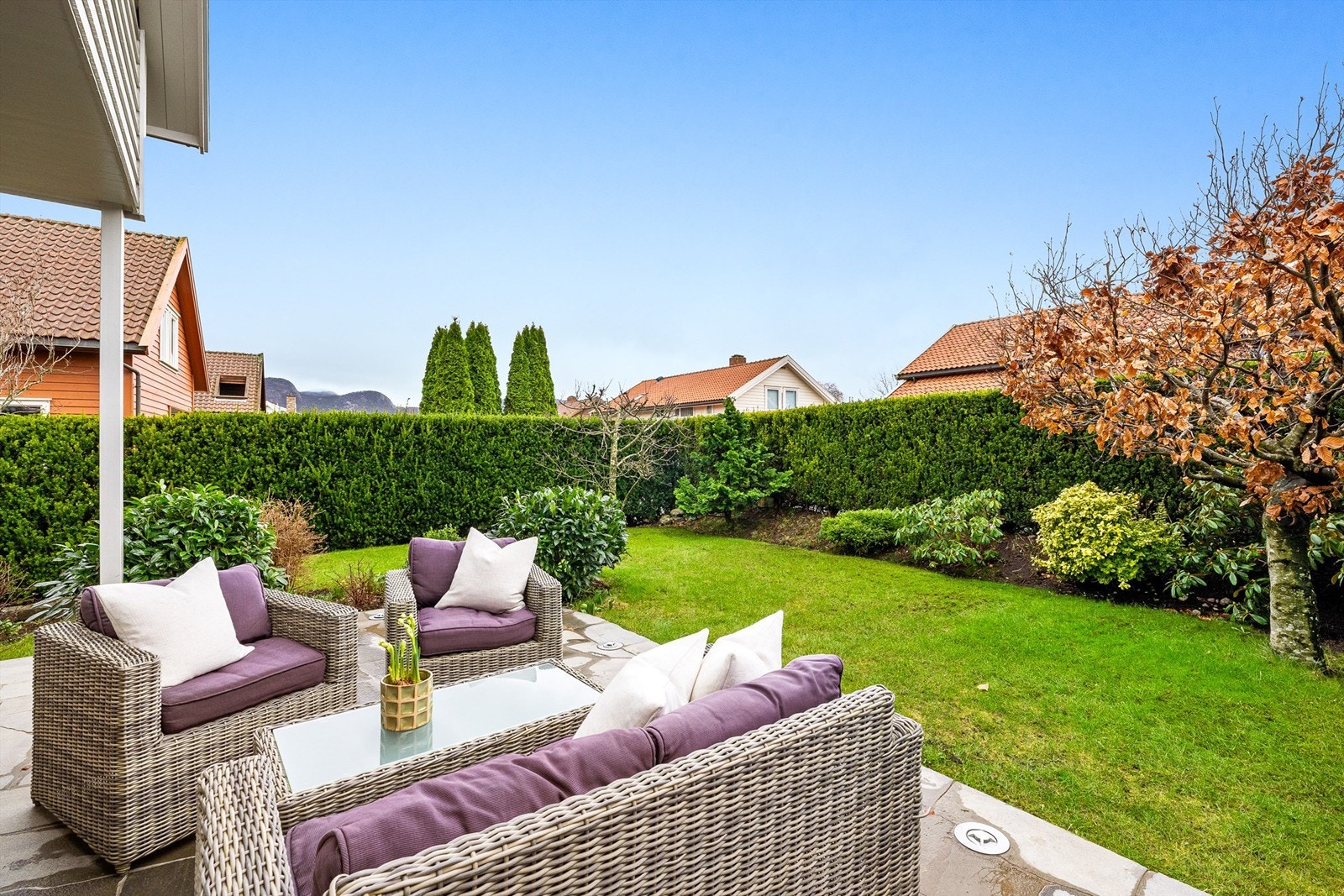 Hagen på fremsiden av huset er vendt mot sør. Hagen er pent opparbeidet med høye og lave vekster. Galleribilde