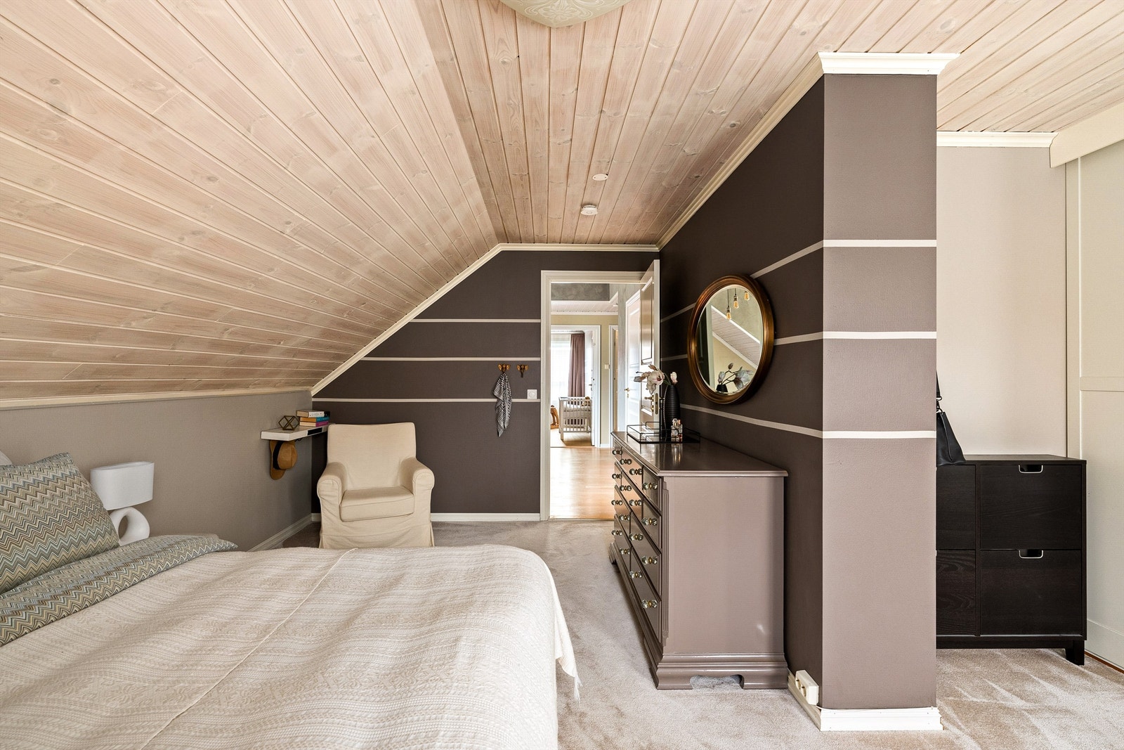 Et stort og godt soverom med romslig skyvedørsgarderobe. Galleribilde