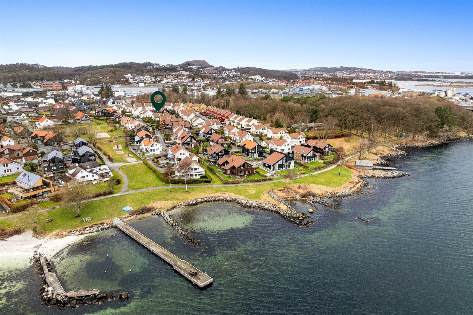 Med friareal og Gandfjorden noen meter fra boligen, er mulighetene mange. Her er det flere flotte turområder, både langs fjorden og i fredet eikeskog. Galleribilde