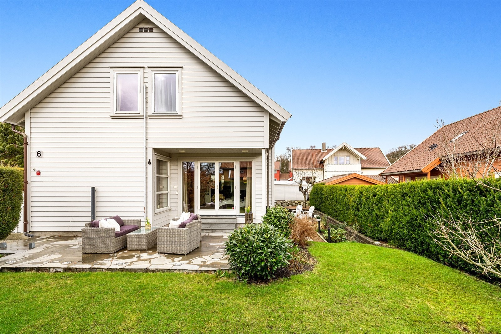 Velholdt og pent opparbeidet tomt med flere lune soner. Galleribilde