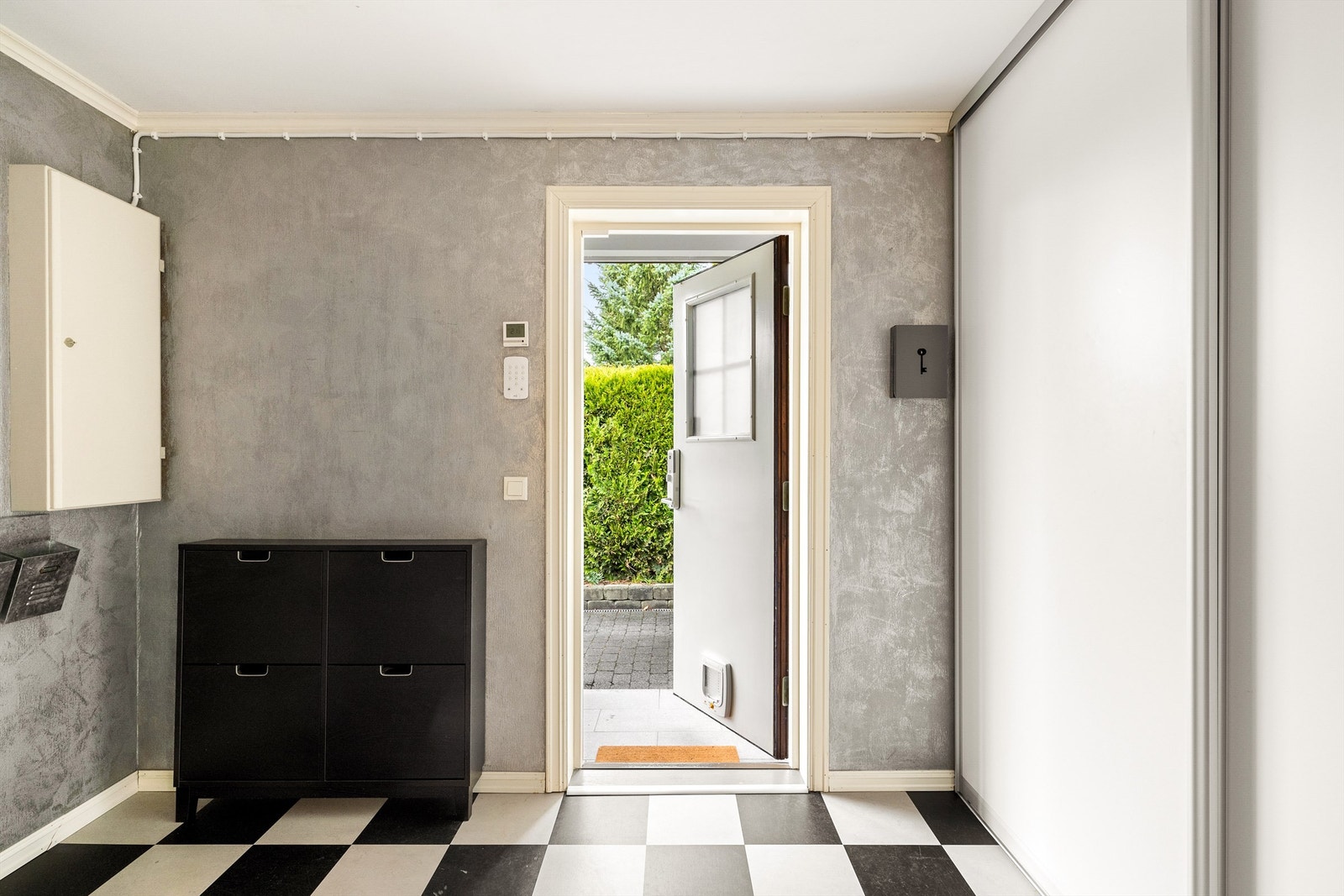 Bi-inngangen har god garderobeplass og har opplegg for vaskemaskin (vanntilførsel og sluk). Fra bi-inngangen kommer en rett inn på kjøkkenet. Galleribilde