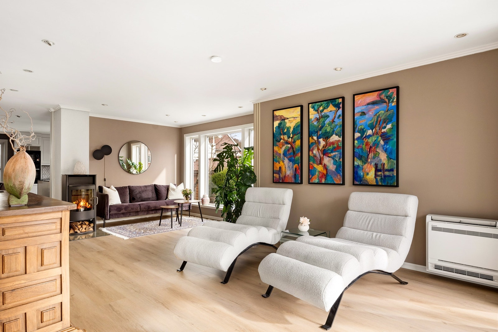 Store vindusflater kombinert med luftige rom, gir en behagelig romfølelse. Galleribilde