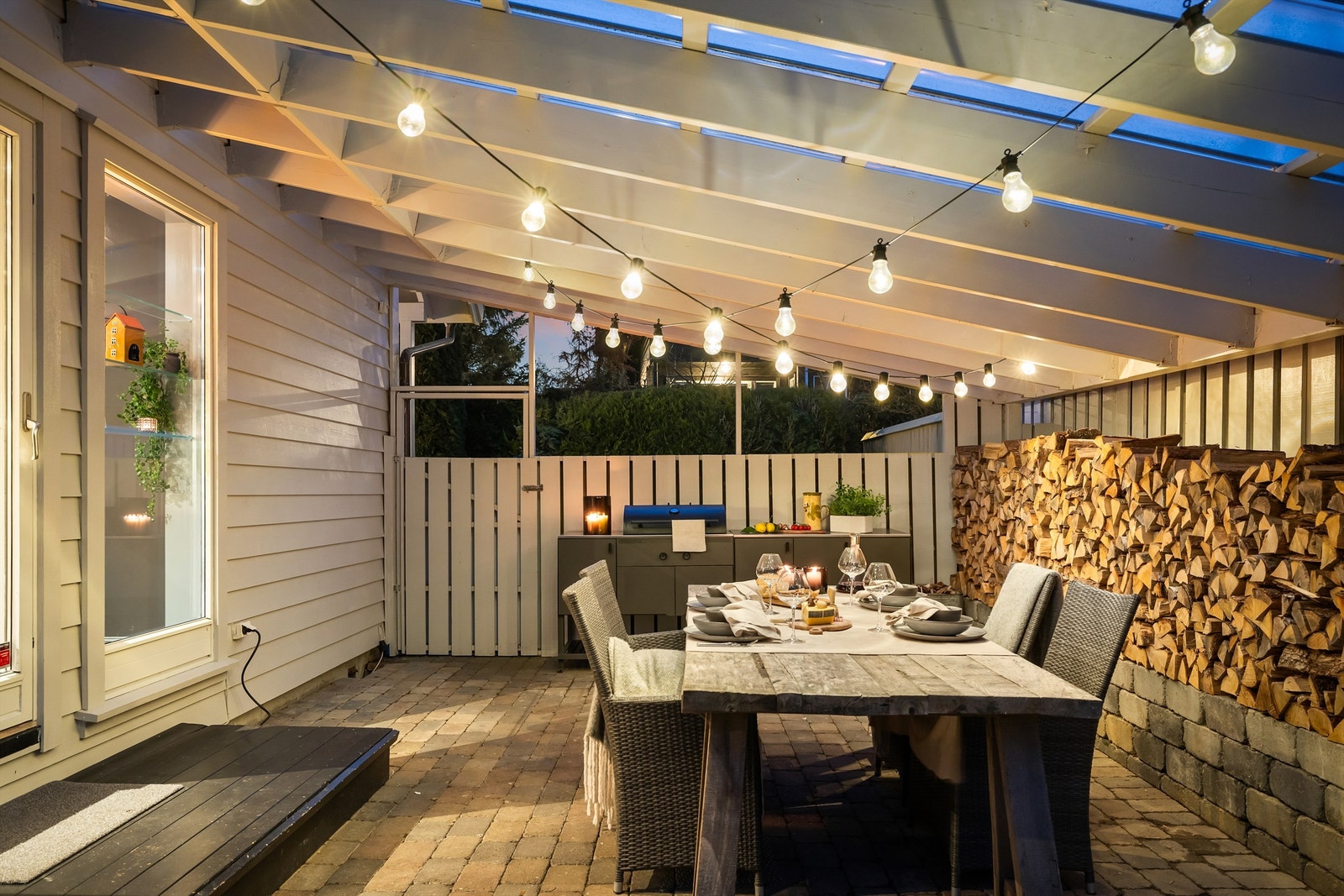 Fra kjøkkenet kommer en rett ut til en koselig "bakhage" med overbygg. Galleribilde