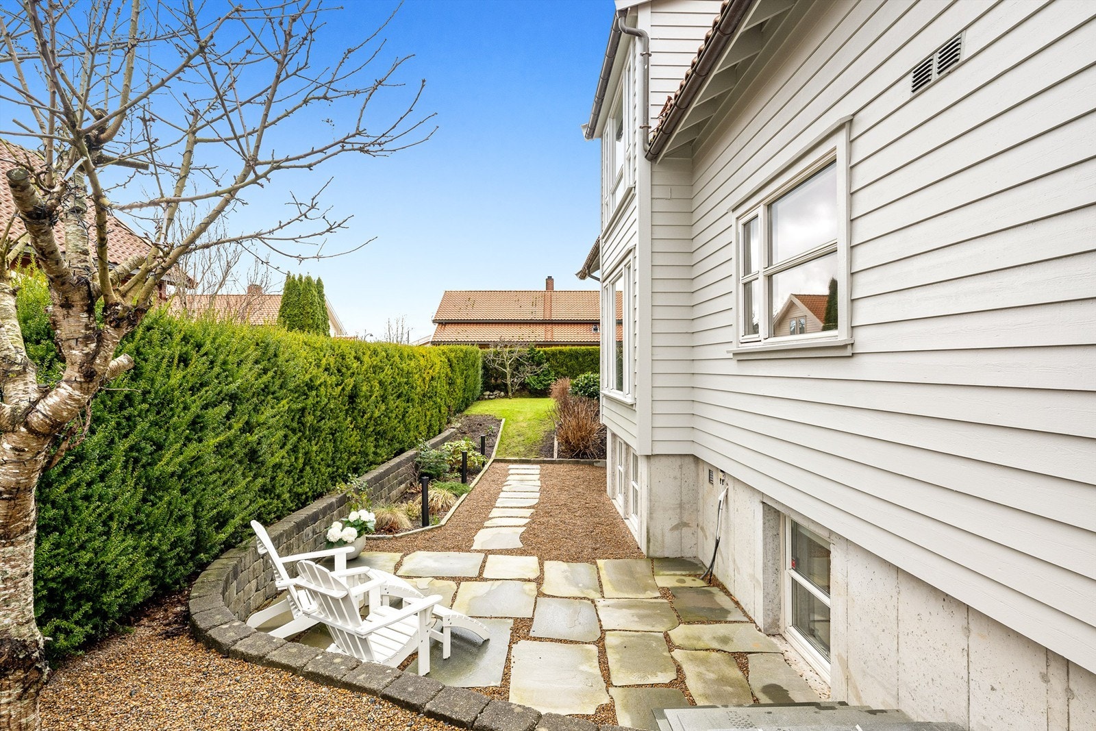 Hagen er pent opparbeidet i en fin kombinasjon av skifer og dansk strandsingel. Galleribilde