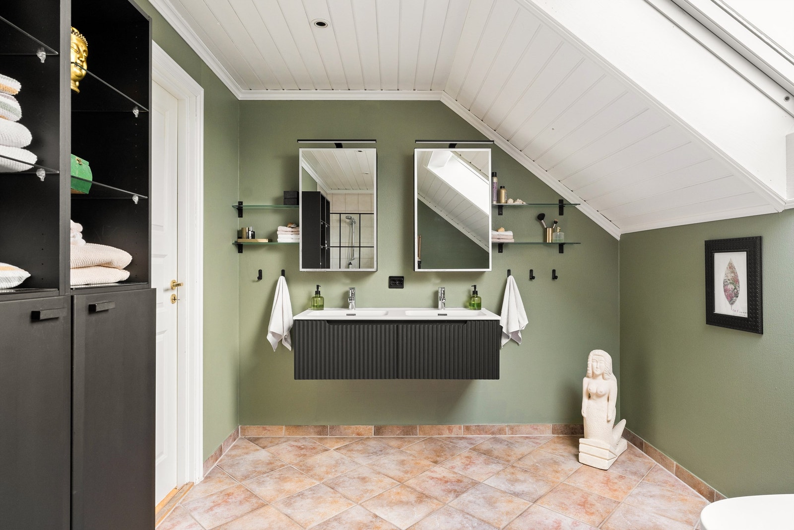 Dobbel servant og god lagringsplass i baderomsinnredning. Galleribilde