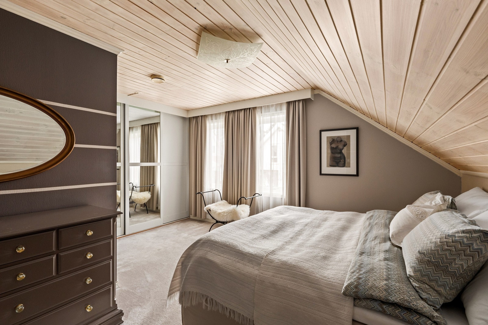 Hovedsoverommet har herlig vegg til vegg teppe. Galleribilde