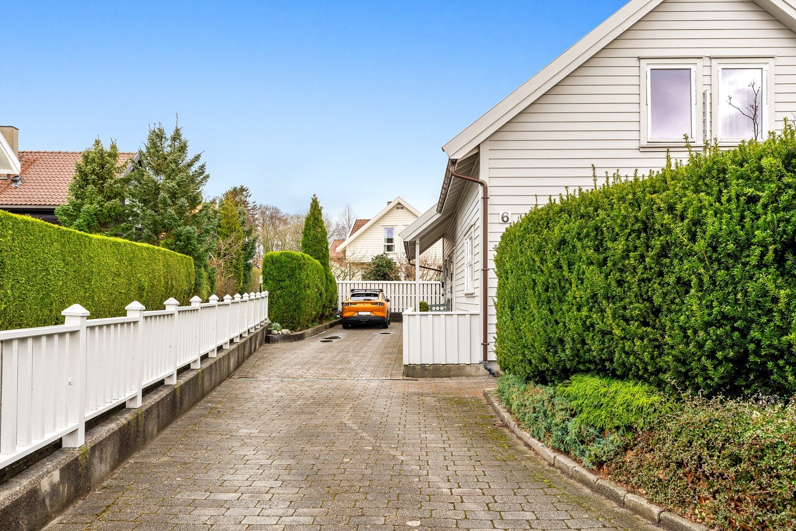 Huset ble malt for ca 2 år siden og fremstår som velholdt. Galleribilde