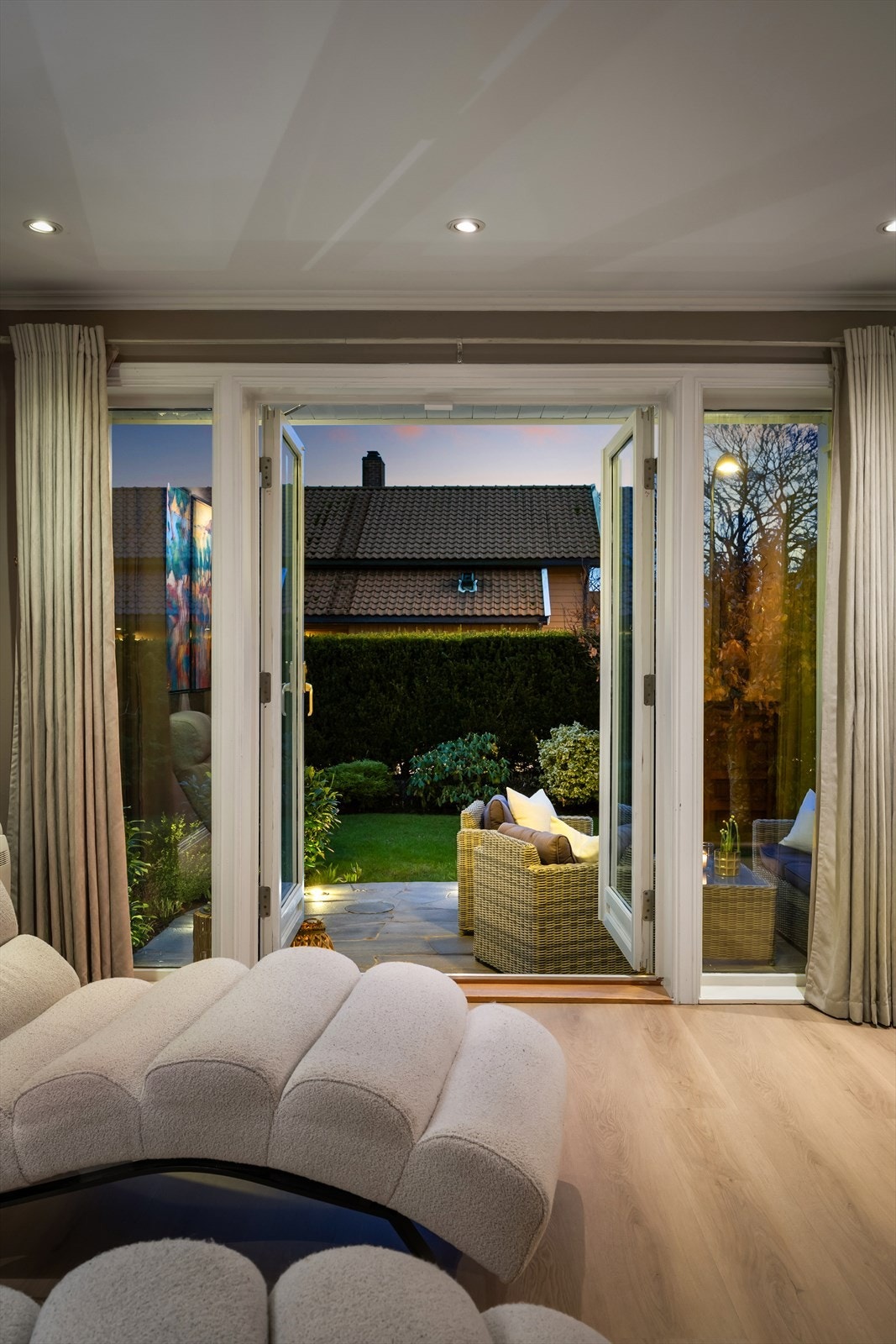 Doble dører ut til hagen mot sør. Galleribilde