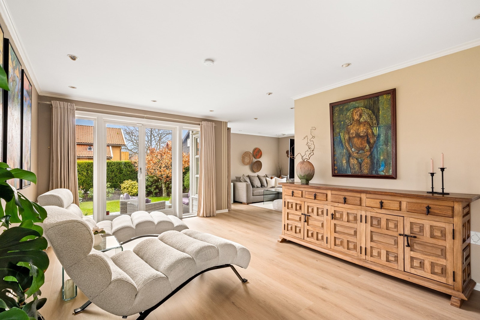 Det er nylig lagt nytt gulv i gangen, stuen og på kjøkkenet. Overflatene er malt i en rolig og behagelig fargepalett. Galleribilde