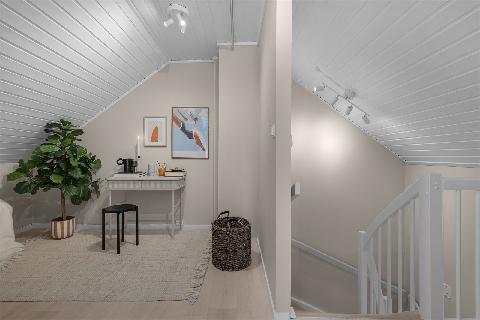 På loftet har hjemmekontoret sin naturlige plassering Galleribilde