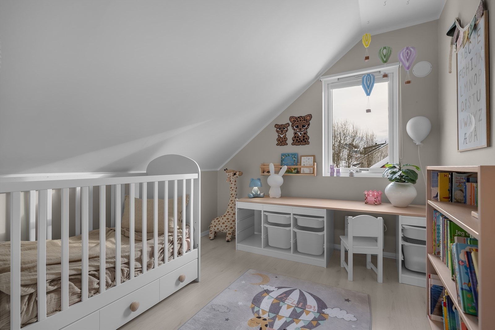 Soverom nr 2 er perfekt som barnerom eller gjesterom Galleribilde