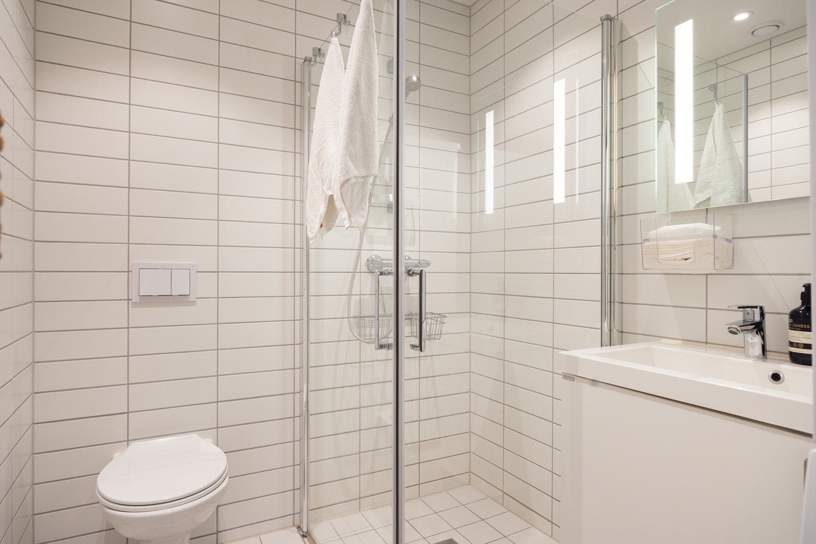 - Pent, flislagt baderom fra 2019 med varme i gulvet og downlights i himling - Galleribilde