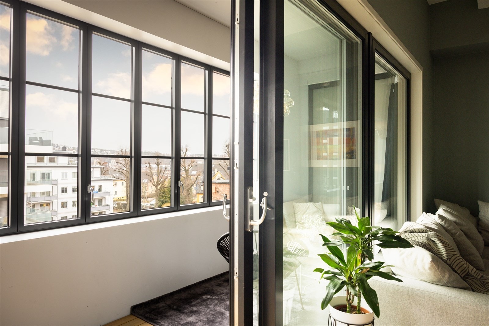 - Fra stuen er det utgang til vinterhage - Galleribilde