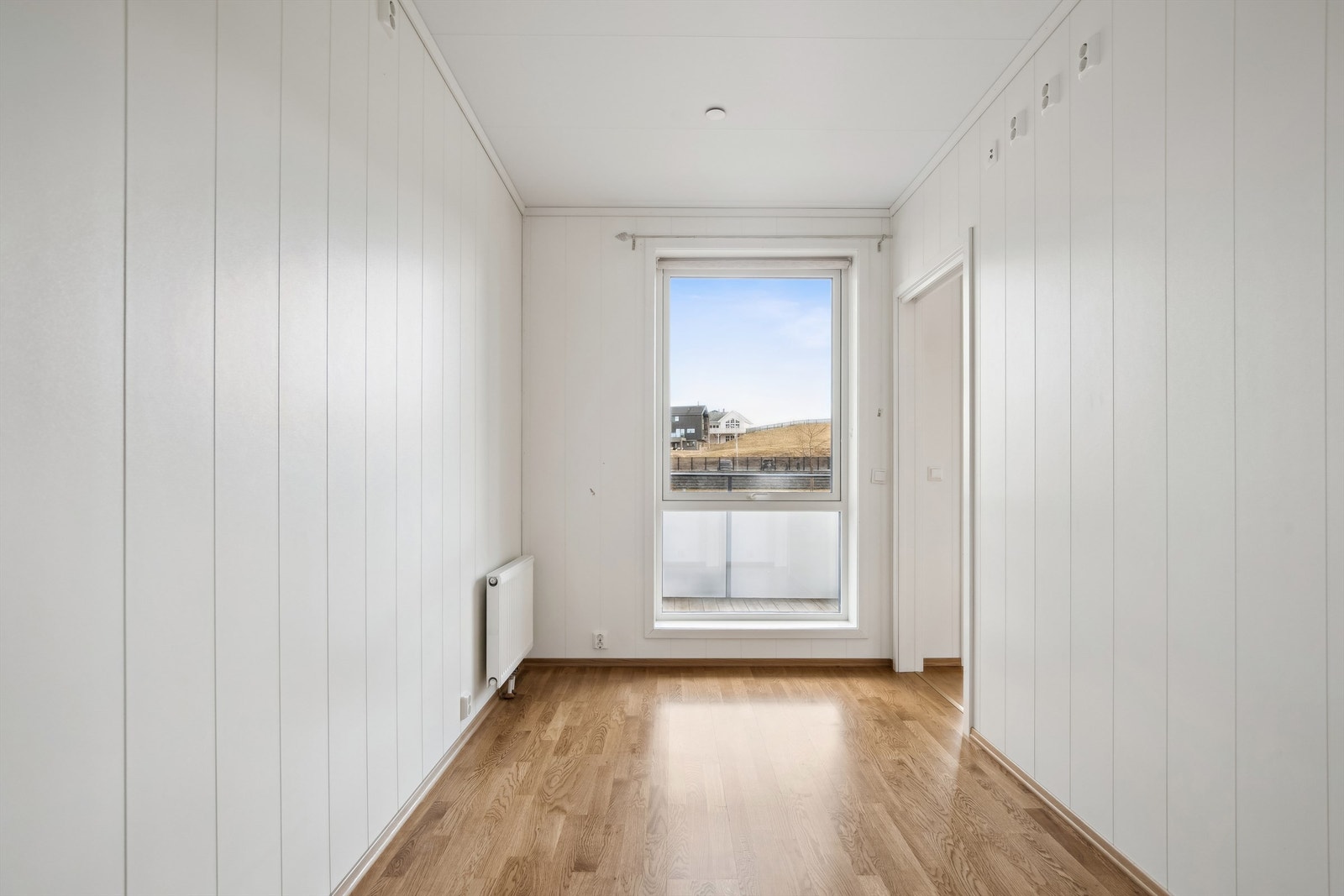 Soverommet har ett stort vindu som gir fint med naturlig lys og oppvarming skjer via en veggmontert radiator. Galleribilde
