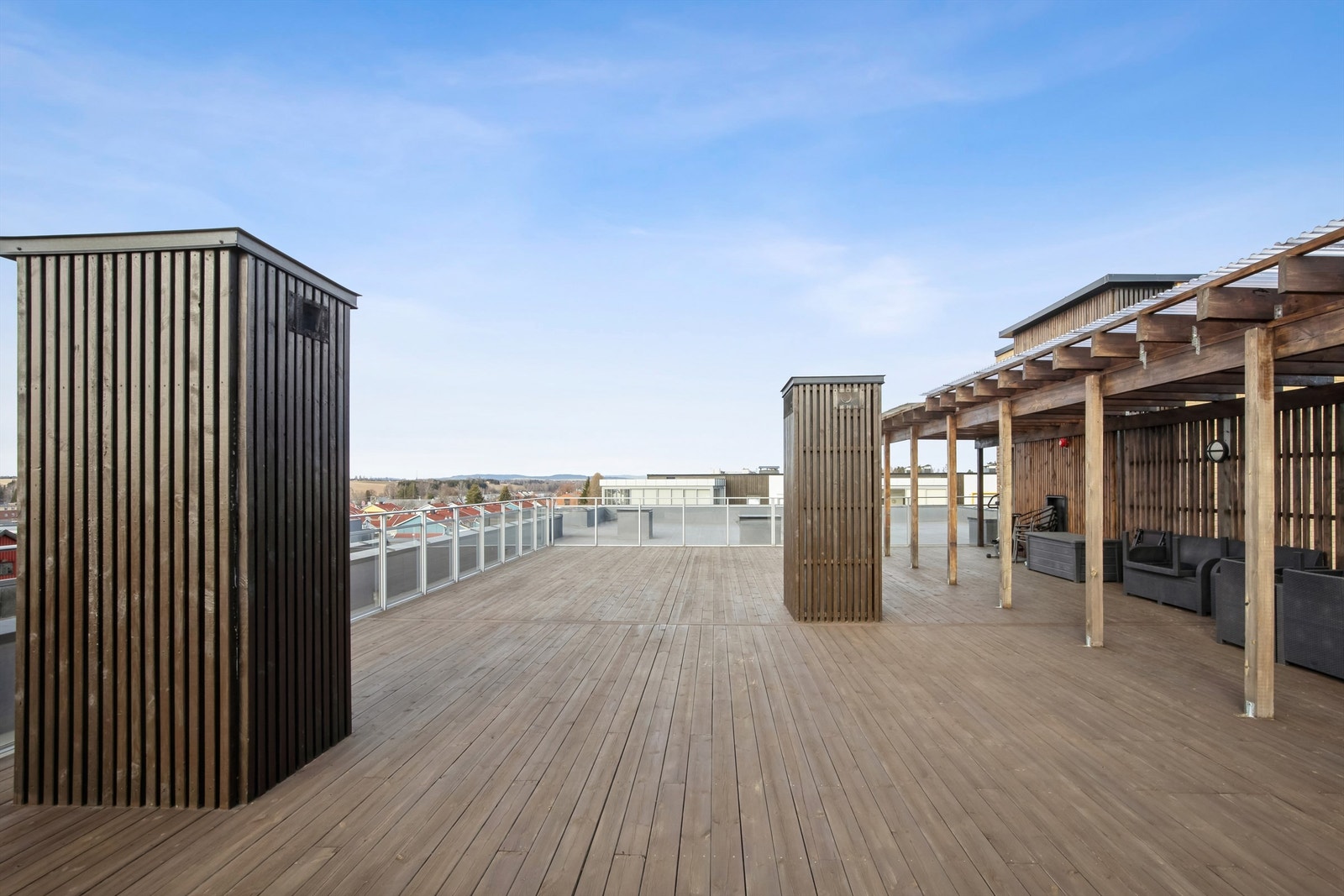 Takterrassen er utstyrt med hagemøbler og har fine sol og utsiktsforhold. Galleribilde