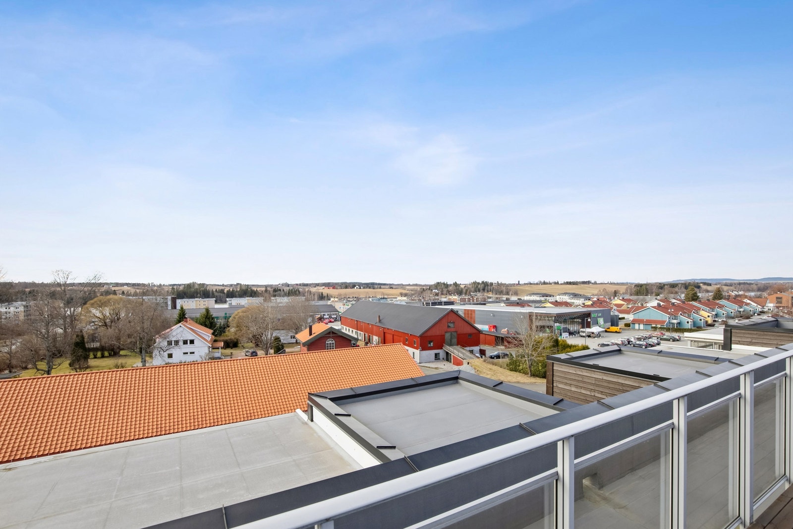 Leiligheten er beliggende i et meget sentralt boligområde på Årnes. Herfra kommer du deg raskt og enkelt dit du skal, enten det er på tur i skogen, et lite ærend i sentrum eller til stasjonen for å rekke tog eller buss. Galleribilde