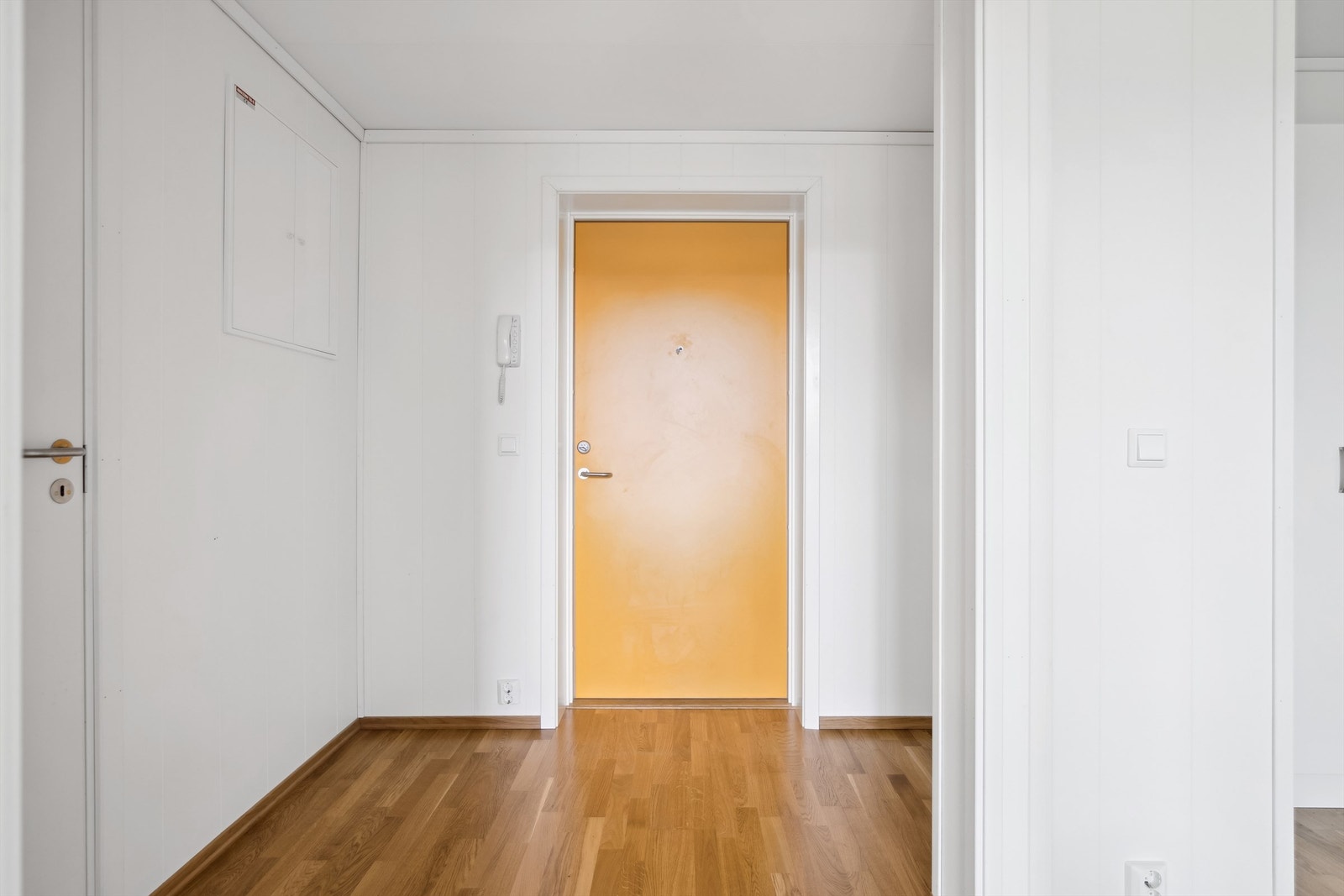 Leiligheten ligger i første etasje og har adkomst via trapp fra parkeringskjeller samt via felles inngangsparti på bakkenivå. Galleribilde