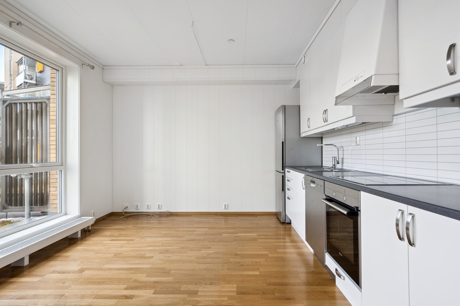 Leilighetens overflater er i hovedsak med parkett på gulv og lyse profilerte plater på vegger og oppvarming skjer via fjernvarme (vannbåren varme gjennom radiatorer). Galleribilde
