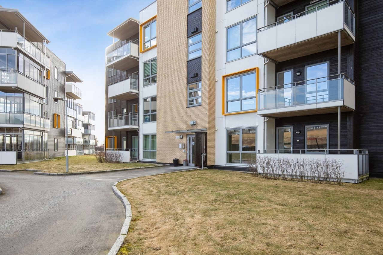 Leiligheten har også tilleggsareal i form av privat uteareal. Dette arealet er knyttet til boligen og registrert som en tilleggsdel i seksjoneringsbegjæringen. Galleribilde