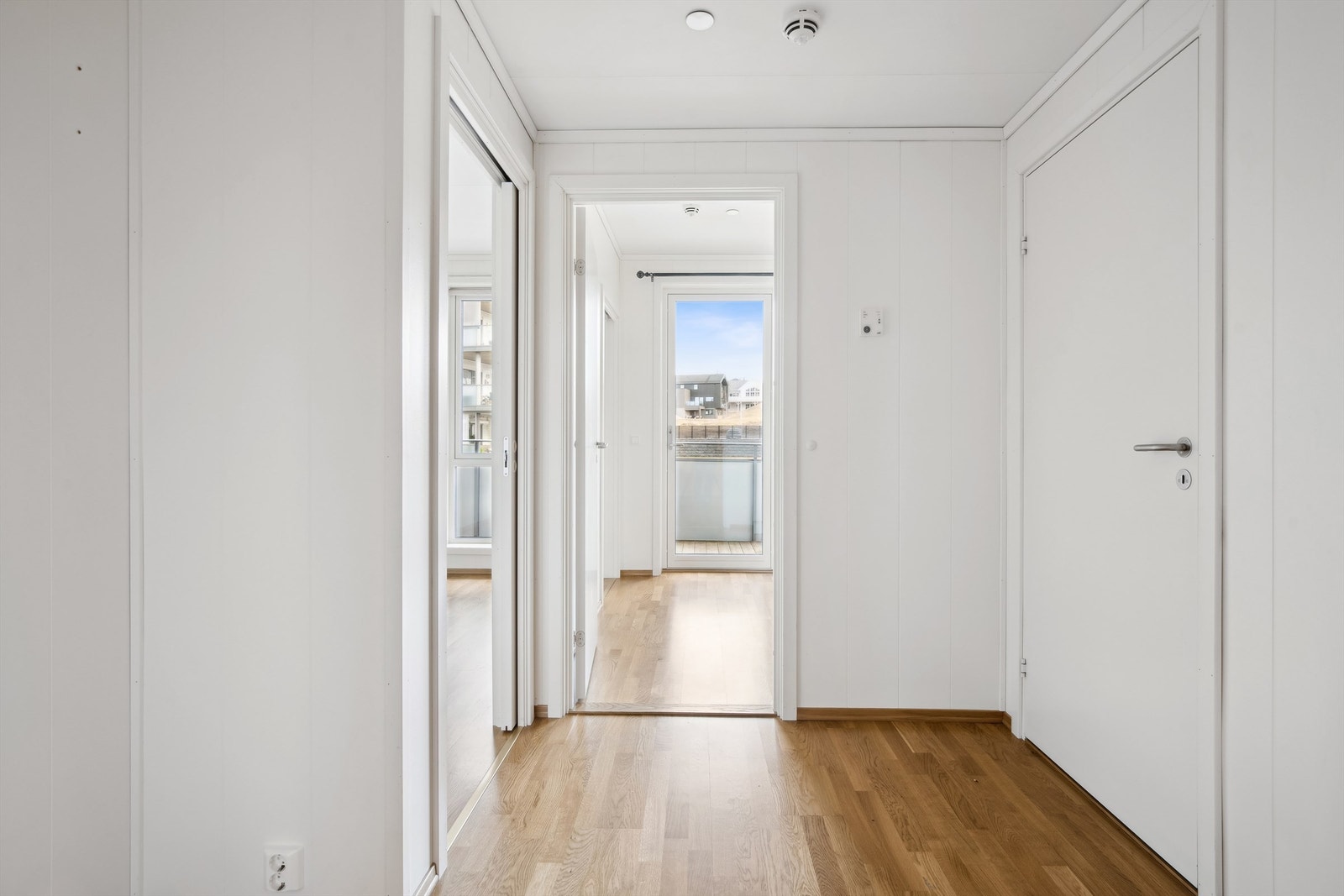 Planløsningen består av entré med porttelefon, bad, soverom, og en åpen stue- og kjøkkenløsning. Galleribilde
