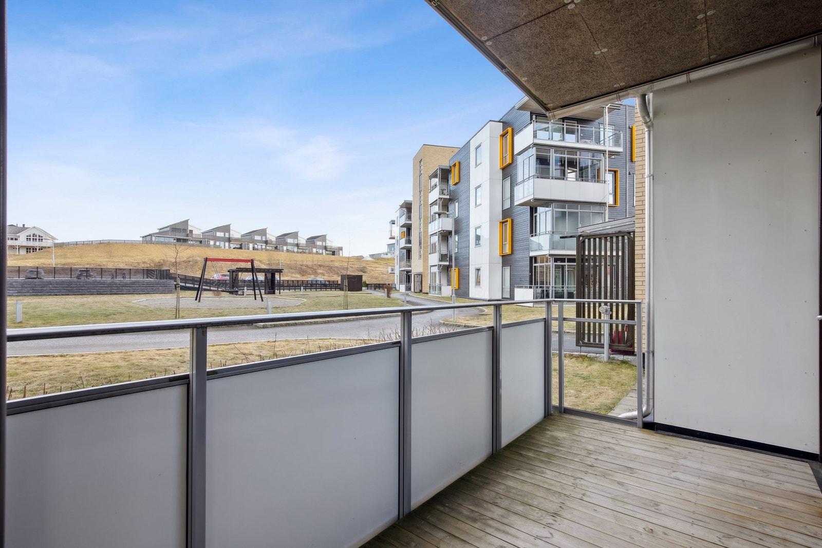 Verandaen er på 7 kvm og utstyrt med overbygg, utebelysning og stikkkontakt. Galleribilde