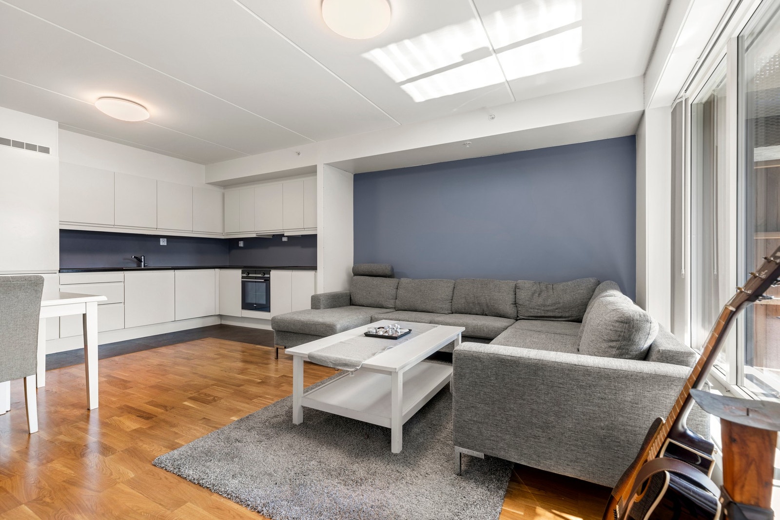 Åpen og sosial planløsning som gir en naturlig flyt mellom kjøkken, spiseplass og stue. Perfekt for deg som liker å være vertskap. Galleribilde