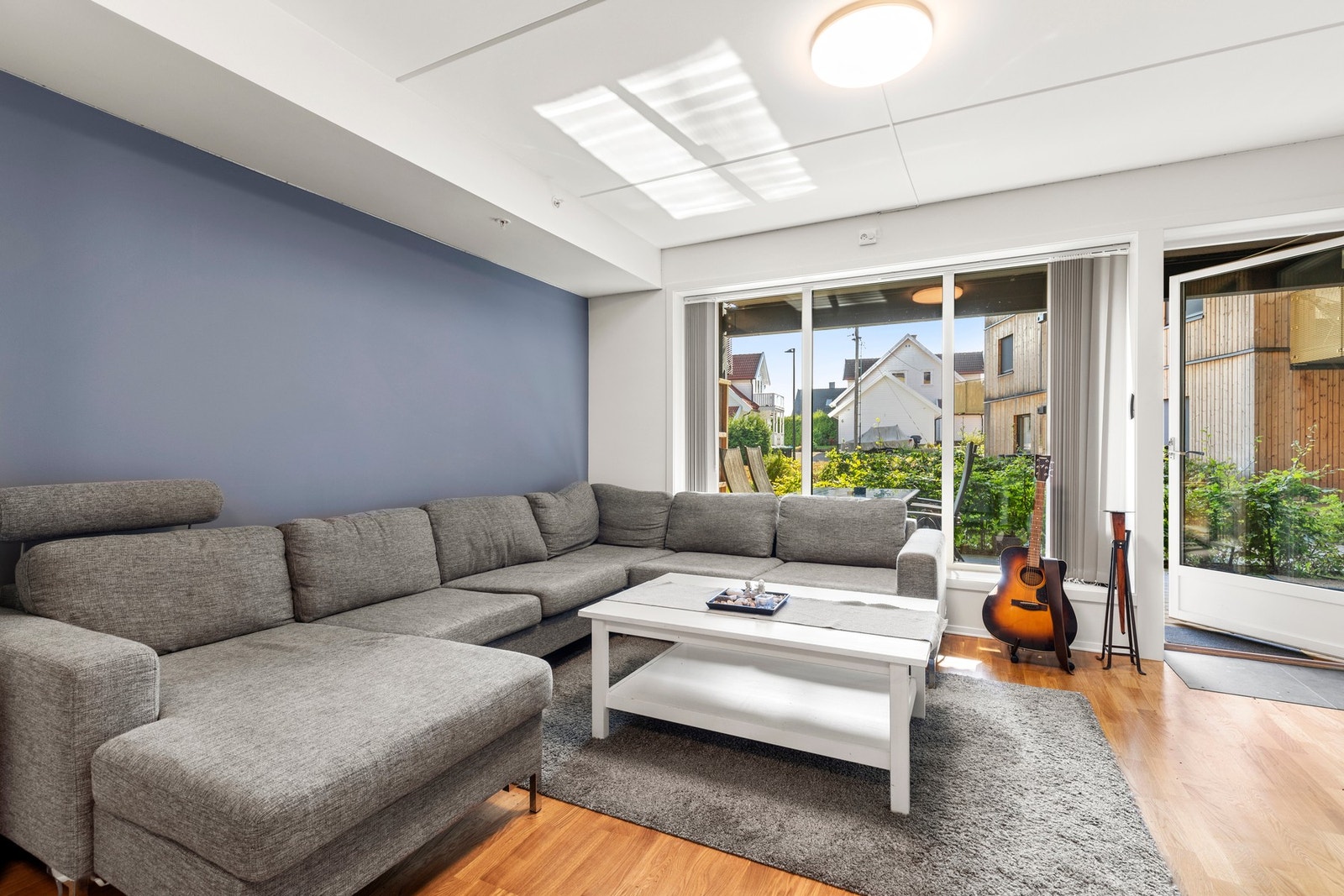 Store vinduer og utgang til egen uteplass gjør at du kan nyte både inne- og utelivet. En perfekt kombinasjon av komfort og praktiske løsninger. Galleribilde