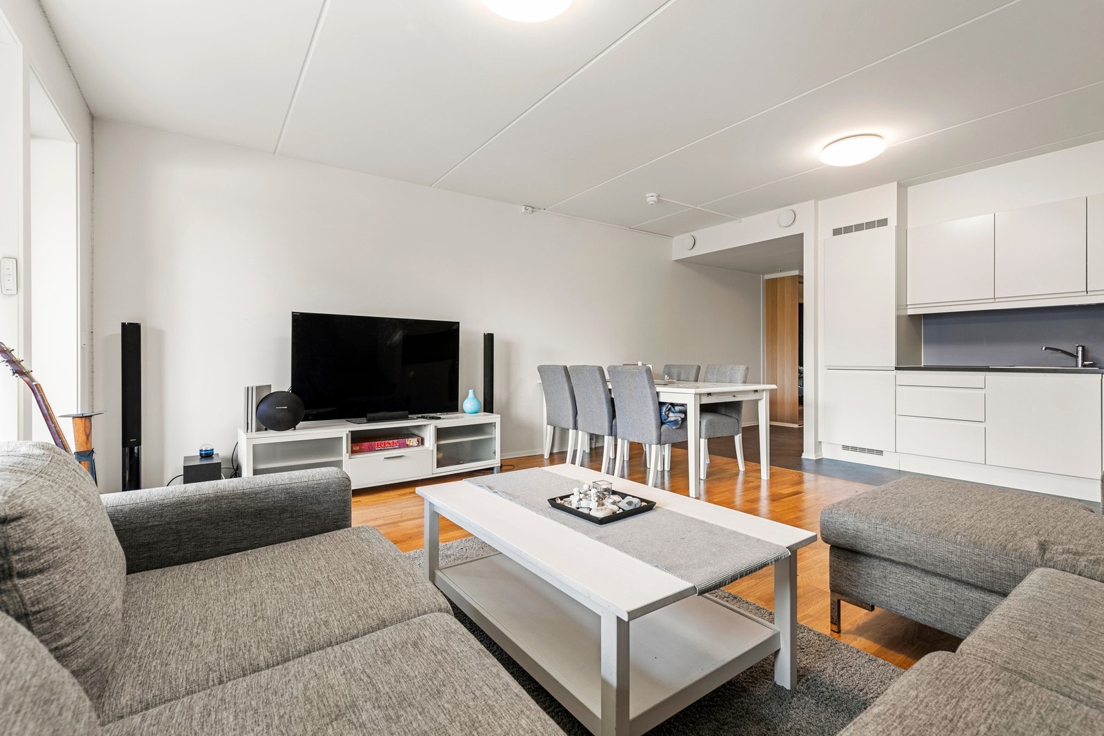 En romslig stue med store vindusflater som slipper inn rikelig med naturlig lys. Galleribilde