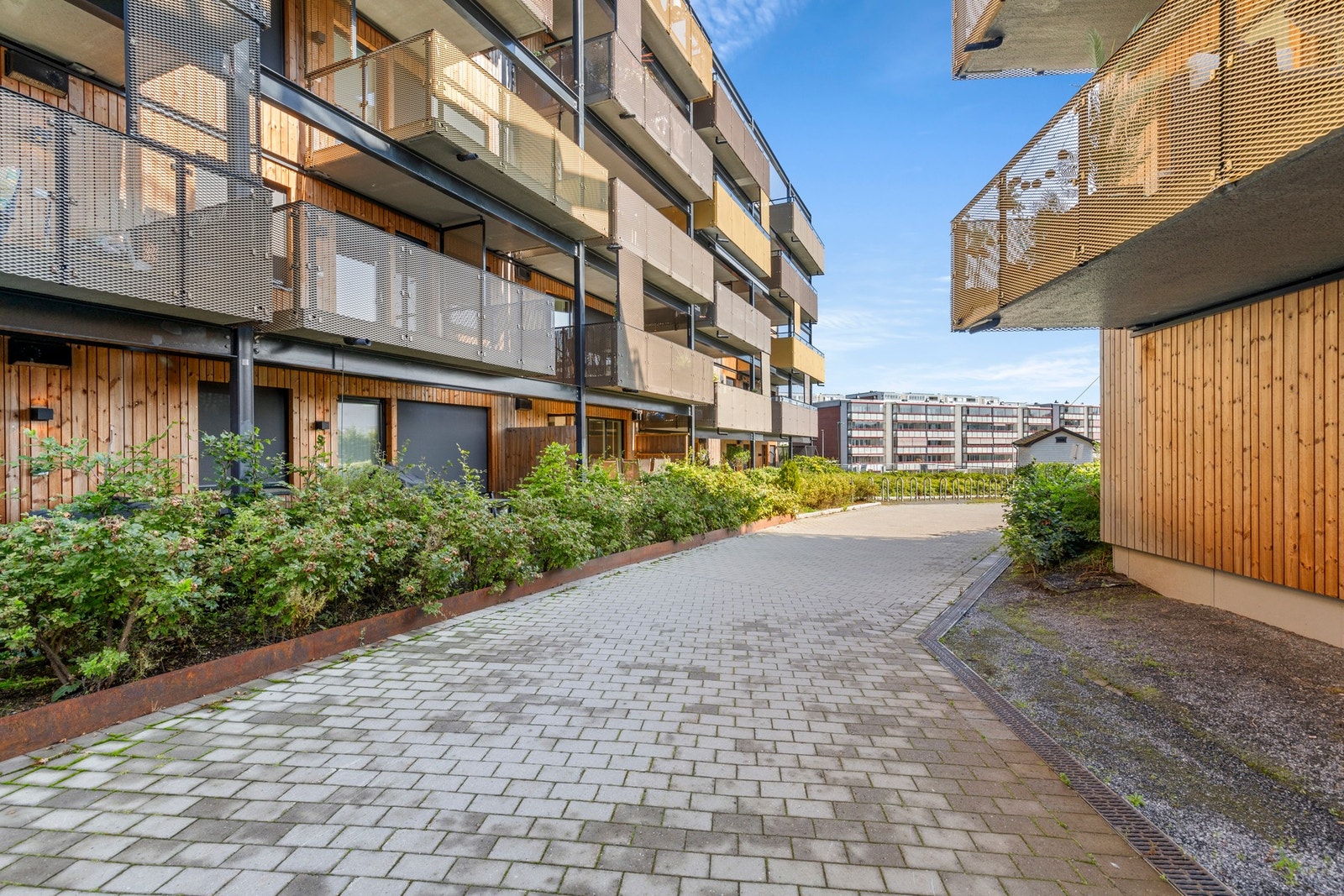 Velholdte og frodige uteområder skaper en hyggelig ramme rundt boligen. Galleribilde