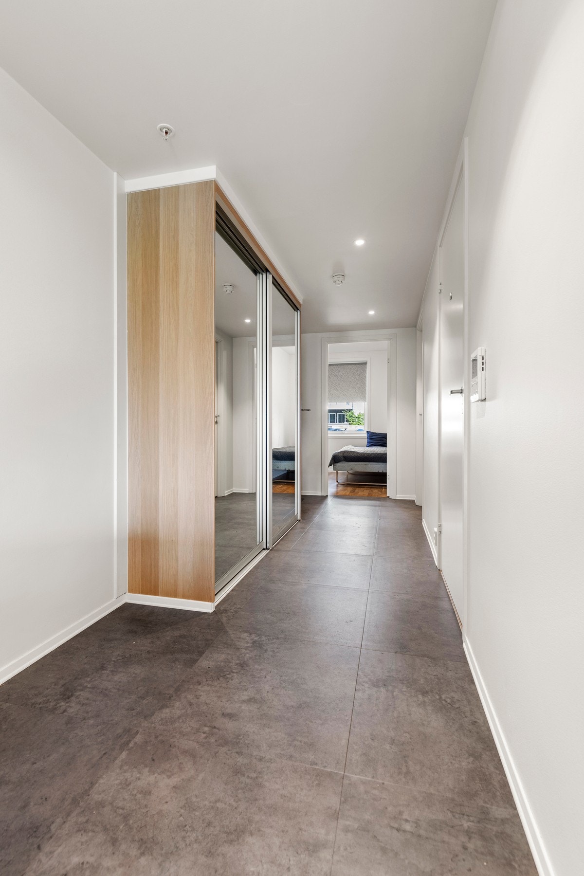 Boligen har en bred gang med god plass til oppbevaring. Store speil og downlights gir et elegant og romslig uttrykk. Galleribilde