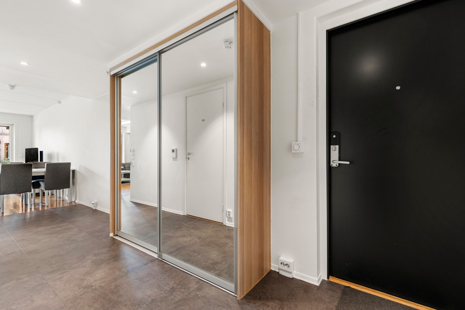 En innbydende entré med moderne fliser og smarte oppbevaringsløsninger. Galleribilde