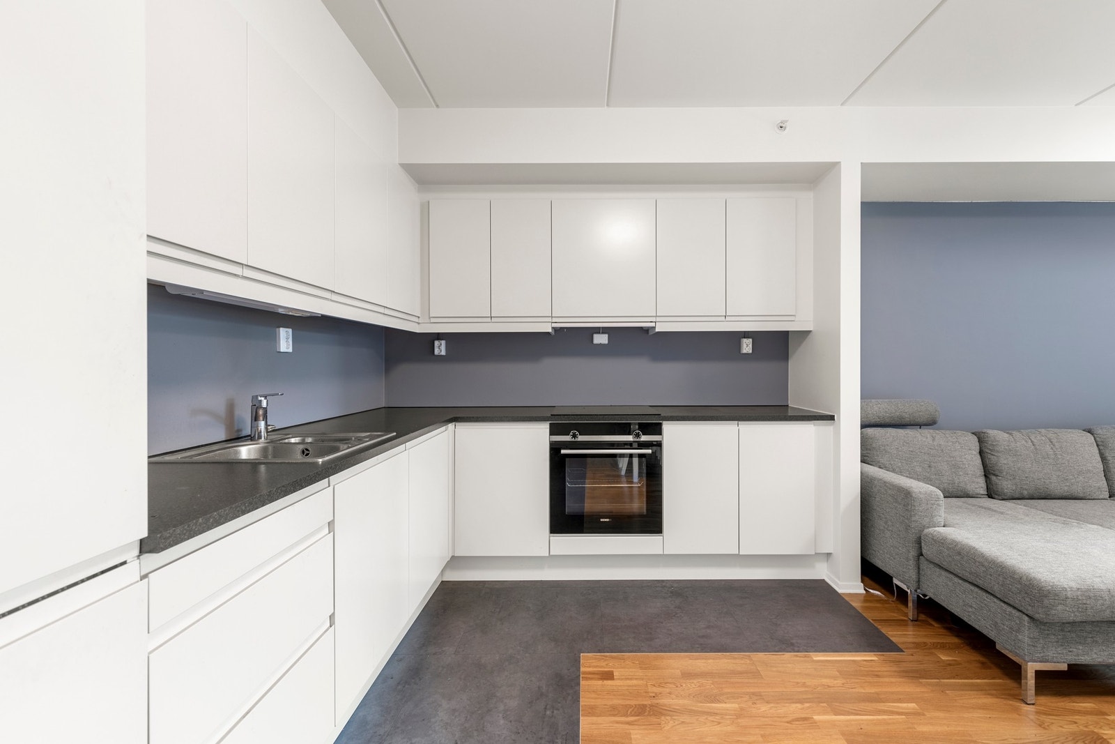 Moderne kjøkken med god benkeplass og integrerte hvitevarer. Perfekt for både hverdagslige måltider og hyggelige middager med gjester. Galleribilde